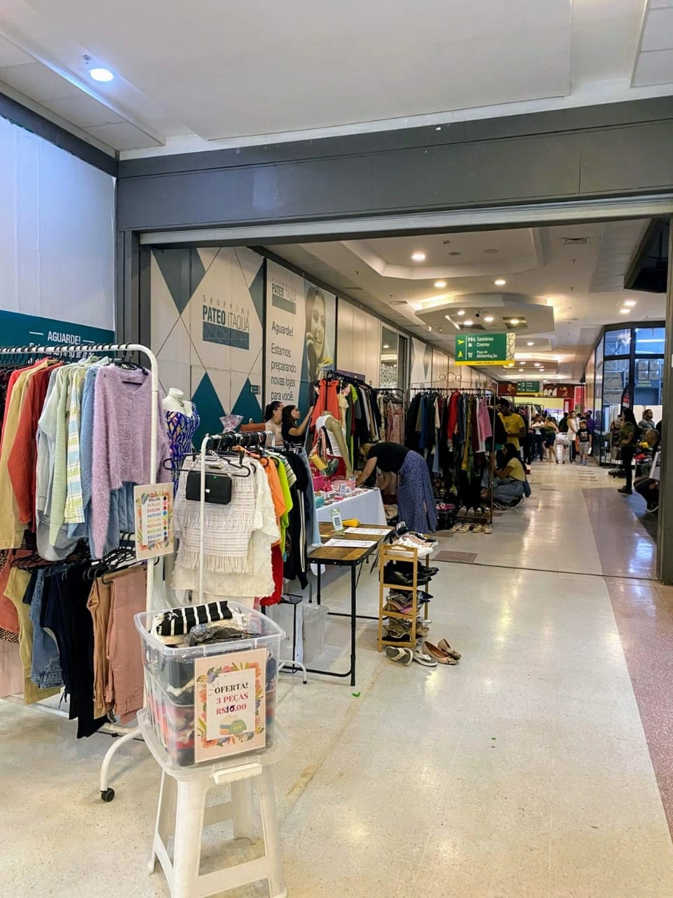 Expositoras em feira de brechó