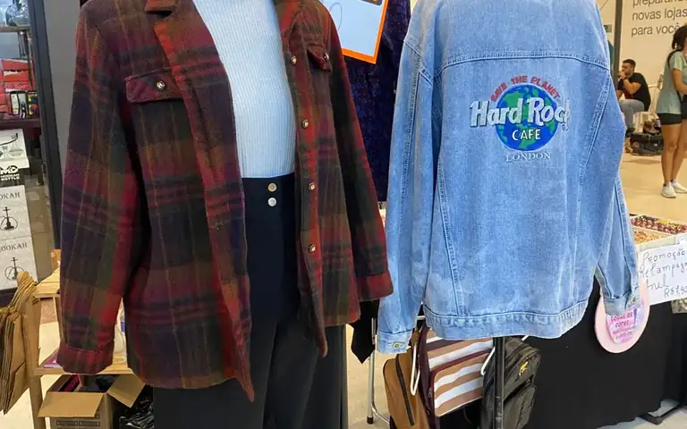 Roupas jeans, casacos e araras em feira sustentável